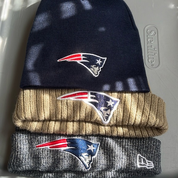 Men’s winter hats - Picture 1 of 2